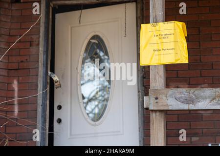 Detroit, Michigan - un avviso di esclusione fiscale fissato a una casa sul lato est di Detroit. Foto Stock