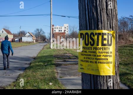 Detroit, Michigan - un segno 'posted' nella città di Detroit vieta la caccia, la pesca, e trappole, così come la trasgressione. Foto Stock