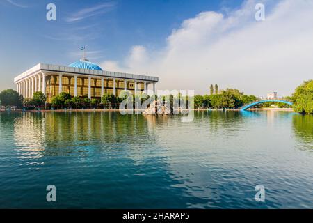 Edificio del parlamento di Oliy Majlis a Tashkent, Uzbekistan Foto Stock