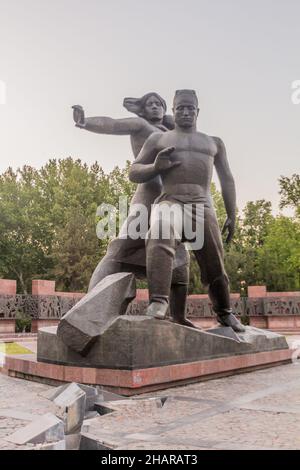 TASHKENT, UZBEKISTAN - 3 MAGGIO 2018: Monumento del terremoto di coraggio memoriale a Tashkent, Uzbekistan Foto Stock