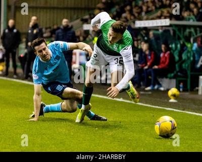 Easter Road Stadium, Edimburgo, Regno Unito. 14th Dic 2021. Cinch Scottish Premier League Football, Hibernian Versus Dundee; Cammy Kerr of Dundee fouls Josh Campbell of Hibernian Credit: Action Plus Sports/Alamy Live News Foto Stock