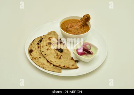 Pollo al burro e pane di Naan con cipolla Chutney in piatto isolato su sfondo bianco Foto Stock