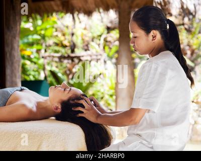 Donna che riceve un massaggio alla testa in una spa in Thailandia. Koh Yao noi, Thailandia. Foto Stock
