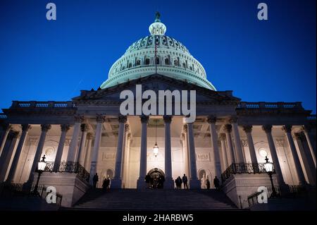 La leadership del Congresso, tra cui il presidente della Camera Nancy Pelosi (D-CA), il leader della maggioranza del Senato Chuck Schumer (D-N.Y.) e il rappresentante Kevin McCarthy (R-CA), cammina lungo i gradini del Campidoglio per una veglia bipartisan per onorare le 800.000 vite americane perse a COVID-19, al di fuori del Campidoglio degli Stati Uniti, a Washington, DC, martedì 14 dicembre, 2021. Oggi, la Camera piena dei rappresentanti voterà per raccomandare accuse di disprezzo nei confronti dell'ex Capo dello Stato maggiore della Casa Bianca Mark Meadows per aver rifiutato di testimoniare in merito all'insurrezione del gennaio 6th, mentre il Senato agisce sulla legge sul tetto urgente del debito bef Foto Stock