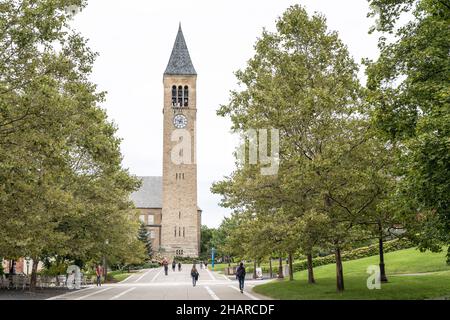 Ithaca, New York, 1 Settembre 2019: gli studenti a piedi sulla strada pedonale principale che conduce fino a McGraw Clock Tower, Cornell University. Foto Stock