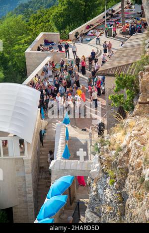 Monastero di Ostrog, Montenegro-Settembre 13th 2019:sacerdoti ortodossi orientali rubati su un podio, indirizzo devoti che hanno viaggiato da lontano al popolare Foto Stock