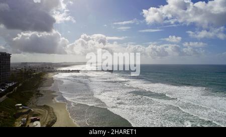 Vista aerea sopra la scogliera su Pacific Beach, sole mattutino che piercing passa le nuvole di pioggia, Crystal Pier in Distance, San Diego, California, USA Foto Stock