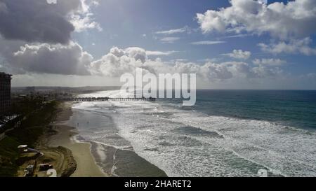 Vista aerea sopra la scogliera su Pacific Beach, sole mattutino che piercing passa le nuvole di pioggia, Crystal Pier in Distance, San Diego, California, USA Foto Stock