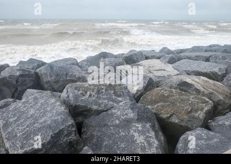 Lungomare,lungomare,difesa del mare, difesa del mare,mare,canale inglese,meteo,mare accidentato,selvaggio,condizioni,tempesta,tempesta,vento,meteo,sulla,costa,costiera,Dungeness,Kent,Inghilterra,inglese,GB,Gran Bretagna,,Gran Bretagna,UK,Regno Unito,Europa,europeo,agosto,estate,estate,giorno, Foto Stock