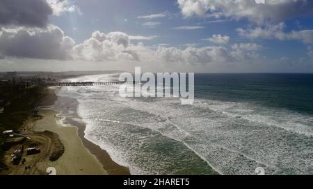 Vista aerea sopra la scogliera su Pacific Beach, sole mattutino che piercing passa le nuvole di pioggia, Crystal Pier in Distance, San Diego, California, USA Foto Stock