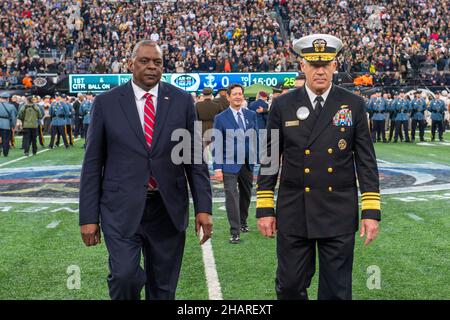 Rutherford orientale, Stati Uniti d'America. 11 dicembre 2021. Il Segretario della Difesa degli Stati Uniti Lloyd J. Austin III e il sovrintendente della U.S. Naval Academy, Vice ADM. Sean Buck, a destra, torna indietro dal lancio della moneta durante l'annuale partita di calcio dell'esercito-marina al MetLife Stadium 11 dicembre 2021 a East Rutherford, New Jersey. L'Accademia Navale degli Stati Uniti Midshipmen sconfisse i Cavalieri neri dell'esercito 17-13 nella loro matchup del 122nd. Credit: MC3 Thomas Bonaparte Jr./DOD/Alamy Live News Foto Stock