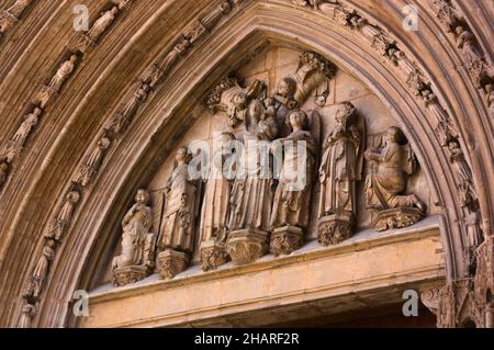 Immagine del timpano con la statua di Santa Maria nella porta degli Apostoli della Cattedrale di Santa Maria a Valencia, Spagna Foto Stock