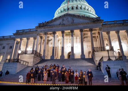 I leader del Congresso e i membri bipartisan della Camera e del Senato arrivano per un momento di silenzio per le 800.000 vite americane perse a COVID-19, presso il Campidoglio degli Stati Uniti a Washington, DC, martedì 14 dicembre 2021. Credit: Rod Lammey/CNP /MediaPunch Foto Stock