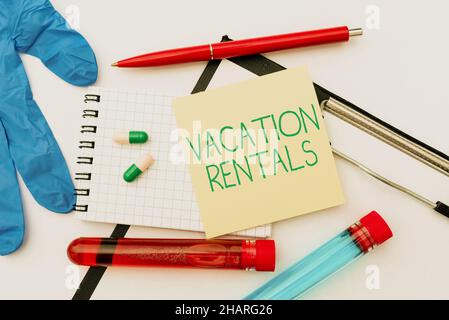 Cartello con la scritta Vacation Rentals. Business concetto locazione di appartamento casa condominio per un breve soggiorno diffusione Virus consapevolezza messaggio Foto Stock