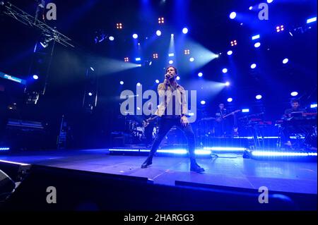 Amburgo, Germania. 14th Dic 2021. Il cantante Max Giesinger balla e canta sul palco. Numerosi noti musicisti e artisti emergenti hanno scosso il palco della Barclays Arena di Amburgo, ma la maggior parte del loro pubblico non era seduto in stand, ma di fronte agli schermi. Il concerto di donazione in streaming del progetto "AllHandsOnDeck" era destinato a raccogliere il maggior numero possibile di fondi a beneficio del personale di concerto e degli artisti la cui vita è a rischio. Credit: Jonas Walzberg/dpa/Alamy Live News Foto Stock