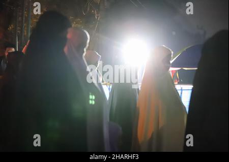 Bangkok, Bangkok, Thailandia. 14th Dic 2021. La rete del gruppo Chana Rak Thin è in attesa dell'annuncio delle risoluzioni del gabinetto, che si è riunita prima di mattina nella Camera del Governo, che è stata successivamente pubblicata dall'annuncio del gabinetto tramite il sito web, accettando di soddisfare le richieste, Vale a dire che l'Ufficio del Consiglio nazionale di economia e sviluppo sociale ospiterà la valutazione ambientale strategica e ritarderà la valutazione dell'impatto ambientale del progetto Chana Industrial Estate, sia nel settore pubblico che in quello privato. (Credit Image: © Adirach Toumlam Foto Stock