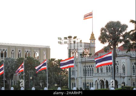 Bangkok, Bangkok, Thailandia. 14th Dic 2021. La rete del gruppo Chana Rak Thin è in attesa dell'annuncio delle risoluzioni del gabinetto, che si è riunita prima di mattina nella Camera del Governo, che è stata successivamente pubblicata dall'annuncio del gabinetto tramite il sito web, accettando di soddisfare le richieste, Vale a dire che l'Ufficio del Consiglio nazionale di economia e sviluppo sociale ospiterà la valutazione ambientale strategica e ritarderà la valutazione dell'impatto ambientale del progetto Chana Industrial Estate, sia nel settore pubblico che in quello privato. (Credit Image: © Adirach Toumlam Foto Stock