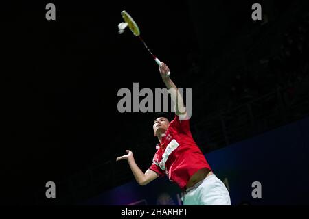 Huelva, Spagna. 14th Dic 2021. Zhao Junpeng della Cina compete durante la seconda partita di uomini singoli contro Watanabe Koki del Giappone ai Campionati del mondo BWF 2021 a Huelva, Spagna, 14 dicembre 2021. Credit: Zhang Cheng/Xinhua/Alamy Live News Foto Stock