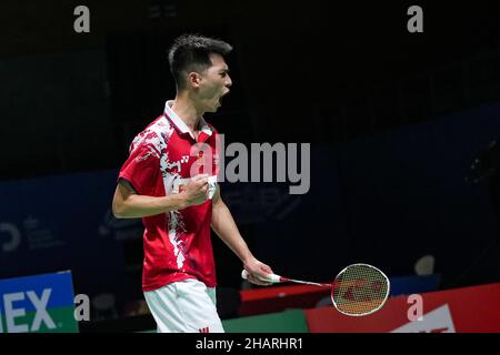 Huelva, Spagna. 14th Dic 2021. Zhao Junpeng della Cina festeggia durante la seconda partita di uomini singoli contro Watanabe Koki del Giappone ai Campionati del mondo BWF 2021 a Huelva, Spagna, 14 dicembre 2021. Credit: Zhang Cheng/Xinhua/Alamy Live News Foto Stock