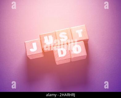Basta fare Word scritto su cubi di legno Foto Stock