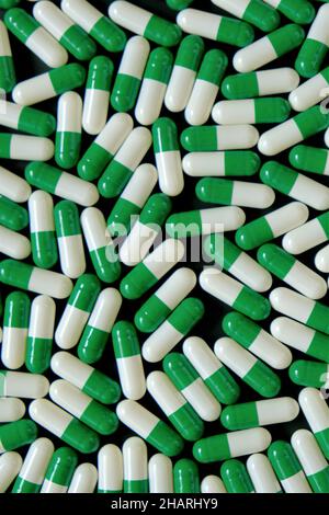Capsule omeopatiche verdi . Medicina alternativa e omeopathy.Vegetable bianco verde capsule.naturali bio erbe preparati Foto Stock