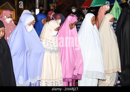 Bangkok, Bangkok, Thailandia. 14th Dic 2021. La rete del gruppo Chana Rak Thin è in attesa dell'annuncio delle risoluzioni del gabinetto, che si è riunita prima di mattina nella Camera del Governo, che è stata successivamente pubblicata dall'annuncio del gabinetto tramite il sito web, accettando di soddisfare le richieste, Vale a dire che l'Ufficio del Consiglio nazionale di economia e sviluppo sociale ospiterà la valutazione ambientale strategica e ritarderà la valutazione dell'impatto ambientale del progetto Chana Industrial Estate, sia nel settore pubblico che in quello privato. (Credit Image: © Adirach Toumlam Foto Stock