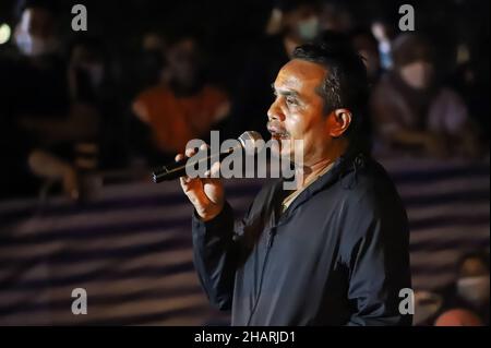 Bangkok, Bangkok, Thailandia. 14th Dic 2021. La rete del gruppo Chana Rak Thin è in attesa dell'annuncio delle risoluzioni del gabinetto, che si è riunita prima di mattina nella Camera del Governo, che è stata successivamente pubblicata dall'annuncio del gabinetto tramite il sito web, accettando di soddisfare le richieste, Vale a dire che l'Ufficio del Consiglio nazionale di economia e sviluppo sociale ospiterà la valutazione ambientale strategica e ritarderà la valutazione dell'impatto ambientale del progetto Chana Industrial Estate, sia nel settore pubblico che in quello privato. (Credit Image: © Adirach Toumlam Foto Stock