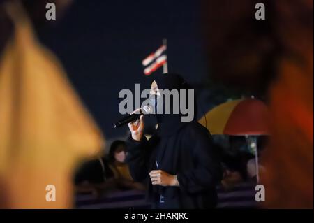 Bangkok, Bangkok, Thailandia. 14th Dic 2021. La rete del gruppo Chana Rak Thin è in attesa dell'annuncio delle risoluzioni del gabinetto, che si è riunita prima di mattina nella Camera del Governo, che è stata successivamente pubblicata dall'annuncio del gabinetto tramite il sito web, accettando di soddisfare le richieste, Vale a dire che l'Ufficio del Consiglio nazionale di economia e sviluppo sociale ospiterà la valutazione ambientale strategica e ritarderà la valutazione dell'impatto ambientale del progetto Chana Industrial Estate, sia nel settore pubblico che in quello privato. (Credit Image: © Adirach Toumlam Foto Stock