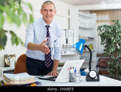 Un consulente legale positivo che si è fatto prendere la mano per scuotere Foto Stock