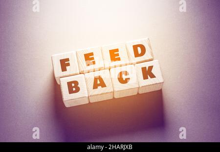 Feed Back Parola scritta su cubi di legno Foto Stock