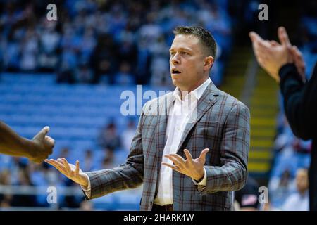 Chapel Hill, North Carolina, Stati Uniti. 14th Dic 2021. Il capo allenatore di Furman Paladins Bob Richey reagisce alla sua squadra durante un timeout durante la prima metà contro il North Carolina Tar Heels nella partita di pallacanestro NCAA al Dean Smith Center di Chapel Hill, NC. (Scott Kinser/Cal Sport Media). Credit: csm/Alamy Live News Foto Stock