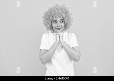 donna freaky sognante in corly clown wig per il partito, sognando Foto Stock