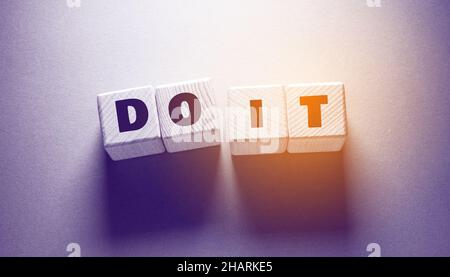 Do IT Word scritto su cubi di legno Foto Stock