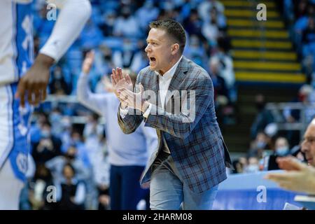 Chapel Hill, North Carolina, Stati Uniti. 14th Dic 2021. Bob Richey, allenatore capo di Furman Paladins, si congratula con la sua squadra dopo un grande punteggio per prendere la testa contro il North Carolina Tar Heels nella partita di pallacanestro NCAA al Dean Smith Center di Chapel Hill, NC. (Scott Kinser/Cal Sport Media). Credit: csm/Alamy Live News Foto Stock