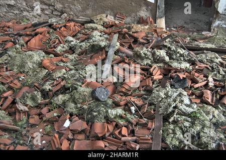 Grande mucchio di tegole rotte a terra Foto Stock