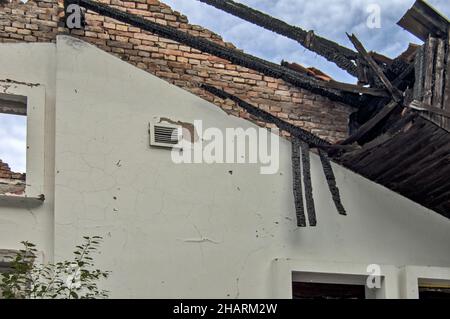 Bellissimo scatto di rovine di una vecchia casa crollò a causa del deterioramento Foto Stock