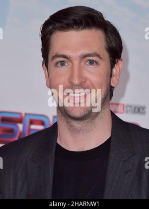 WESTWOOD, LOS ANGELES, CALIFORNIA, USA - 13 DICEMBRE: L'attore americano Nicholas Braun arriva alla Premiere di Columbia Pictures' 'uomo-Spider: No Way Home' tenuto al Regency Village Theatre il 13 dicembre 2021 a Westwood, Los Angeles, California, Stati Uniti. (Foto di Image Press Agency) Foto Stock