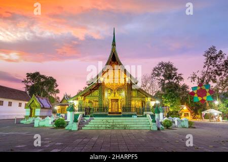 Wat Xieng Thong, il tempio più popolare di Luang Pra Bang, Laos al tramonto Foto Stock