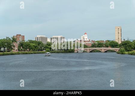 Il fiume Charles che separa Cambridge e Boston nel Massachusetts USA Foto Stock