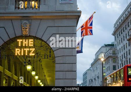 Il Ritz su Piccadilly a Londra Inghilterra Regno Unito Foto Stock