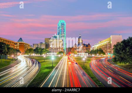 Skyline del centro di Dallas al crepuscolo, Texas USA Foto Stock