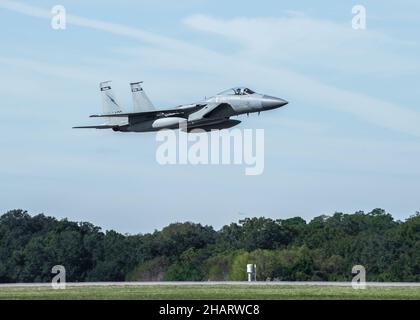 Un F-15C Eagle Aircraft dal 159th Fighter Squadron, 125th Fighter Wing, Florida Air National Guard, decollo da MacDill Air Force base, Florida, 3 dicembre 2021. La F-15 è un combattente tattico per tutte le stagioni, estremamente manovrabile, progettato per consentire all'Air Force di conquistare e mantenere la supremazia aerea sul campo di battaglia. (STATI UNITI Air Force foto di Airman 1st Classe Joshua Hastings) Foto Stock