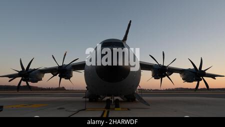 Un atlante belga dell'aeronautica A400M è preparato per il volo durante una missione di vendita militare straniera alla base dell'aeronautica di dover, Delaware, 9 dicembre 2021. Missioni come questa rafforzano l'alleanza tra gli Stati Uniti e il Belgio. Gli Stati Uniti e il Belgio lavorano a livello bilaterale e in organizzazioni internazionali e regionali per incoraggiare la cooperazione economica e politica e l'assistenza ai paesi in via di sviluppo. (STATI UNITI Air Force foto di Senior Airman Faith Schaefer) Foto Stock