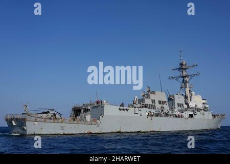 GOLFO DI ADEN (DIC. 6, 2021) il cacciatorpediniere missilistico guidato USS Michael Murphy (DDG 112), naviga nel Golfo di Aden con la nave di sbarco anfibio USS Pearl Harbor (LSD 52), dicembre 6. Pearl Harbor e la Marine Expeditionary Unit 11th sono dislocate nell'area della flotta USA 5th a supporto delle operazioni navali per garantire la stabilità e la sicurezza marittima nella regione centrale, collegando il Mediterraneo e il Pacifico attraverso l'Oceano Indiano occidentale e tre punti di arresto strategici. (STATI UNITI Foto Navy di Mass Communication Specialist 3rd Classe Sang Kim) Foto Stock