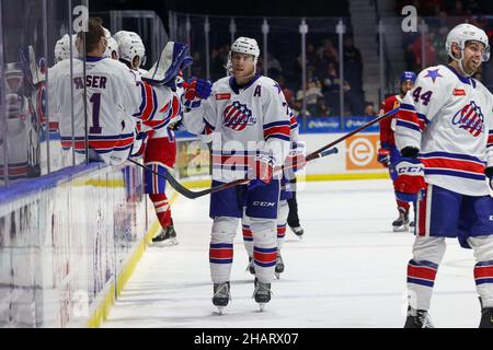 10 dicembre 2021: Rochester Americani difensore Ethan prow (7) alto-five i suoi compagni di squadra dopo un obiettivo nel terzo periodo. I Rochester Americani hanno ospitato il Laval Rocket in una partita della American Hockey League alla Blue Cross Arena di Rochester, New York. (Jonathan Tenca/CSM) Foto Stock