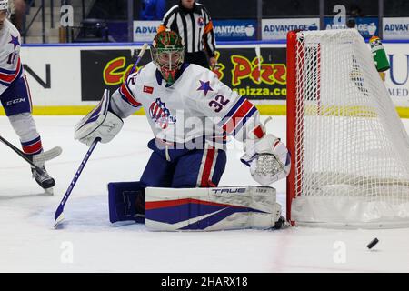 10 dicembre 2021: Rochester Americani goaltender Mat Robson (32) fa un salvataggio nel terzo periodo contro il razzo di Laval. I Rochester Americani hanno ospitato il Laval Rocket in una partita della American Hockey League alla Blue Cross Arena di Rochester, New York. (Jonathan Tenca/CSM) Foto Stock