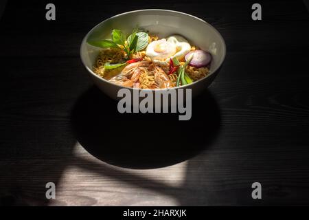 Spaghetti istantanei con gamberi e uova è un fast food molto popolare in molti paesi del mondo. Ingredienti includono spaghetti istantanei, gamberetti, verdure Foto Stock