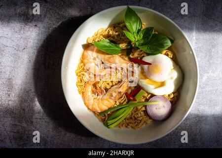 Spaghetti istantanei con gamberi e uova è un fast food molto popolare in molti paesi del mondo. Ingredienti includono spaghetti istantanei, gamberetti, verdure Foto Stock