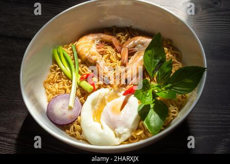 Spaghetti istantanei con gamberi e uova è un fast food molto popolare in molti paesi del mondo. Ingredienti includono spaghetti istantanei, gamberetti, verdure Foto Stock