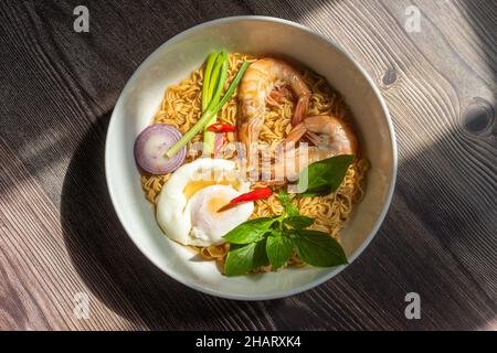 Spaghetti istantanei con gamberi e uova è un fast food molto popolare in molti paesi del mondo. Ingredienti includono spaghetti istantanei, gamberetti, verdure Foto Stock